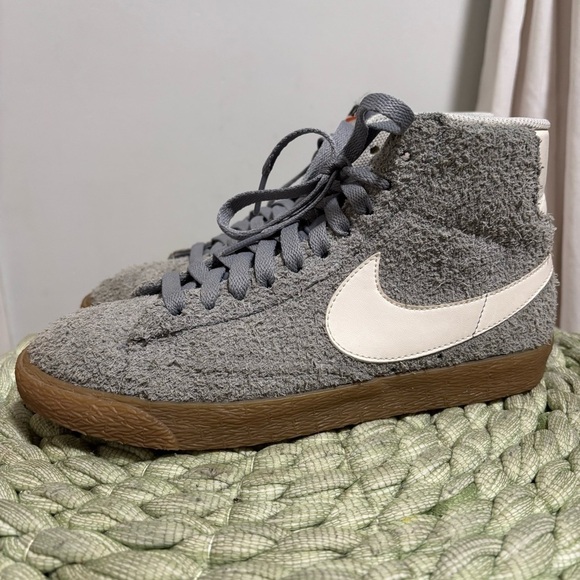 Nike Blazer Mid High Top Vintage Retro Fuzzy Gray/White Suede Lace Up Sneaker - Picture 1 of 13